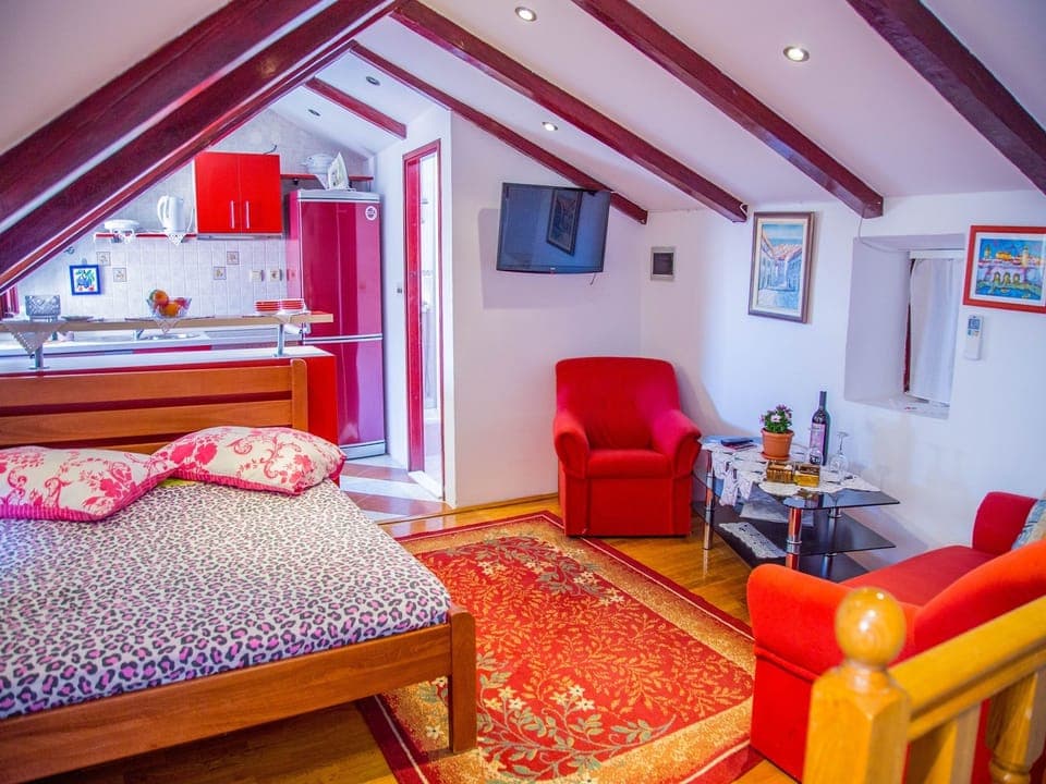 Loft | Premium bedding, desk, soundproofing, iron/ironing board