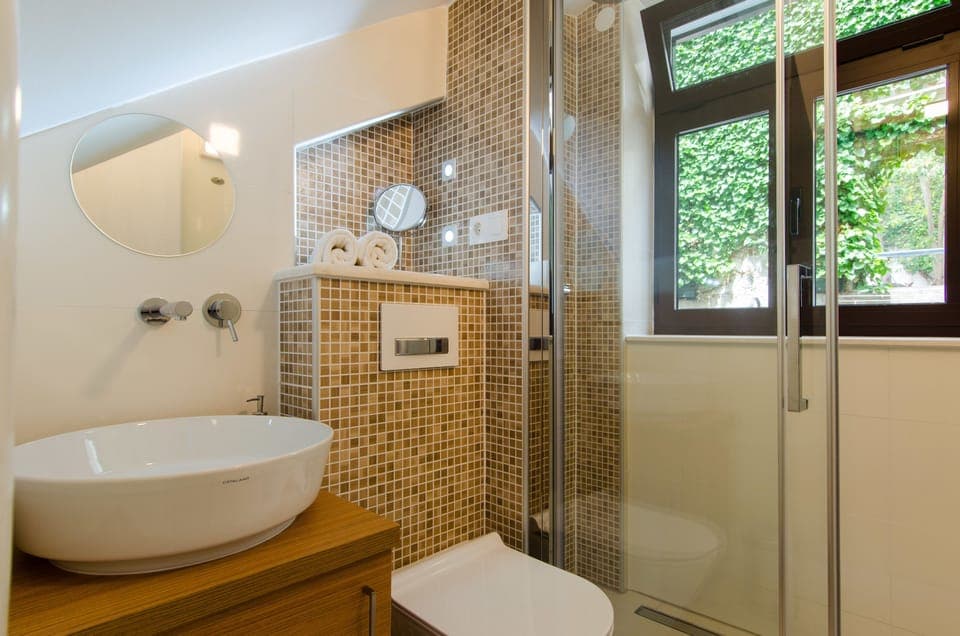 Design Apartment, 2 Bedrooms | Bathroom | Shower, rainfall showerhead, free toiletries, hair dryer