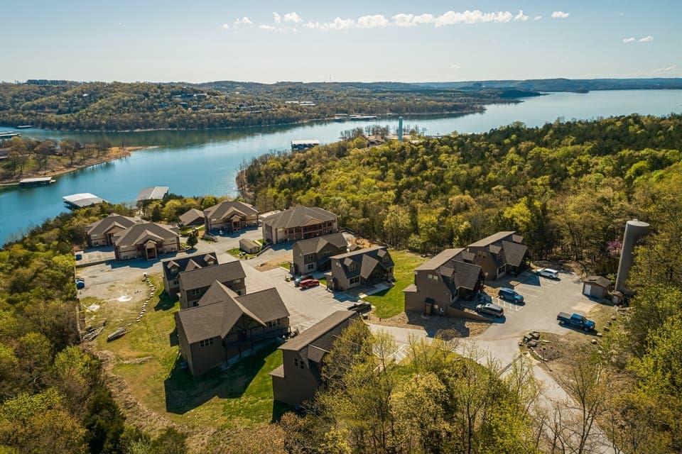 Whiskey River Lodge located less than five minutes from Silver Dollar City and on Table Rock Lake