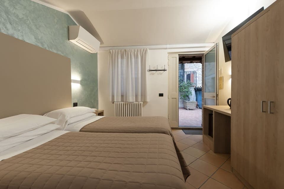 Hypo-allergenic bedding, desk, cribs/infant beds, free WiFi