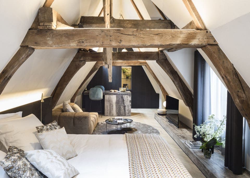 Junior Suite, 1 King Bed | 1 bedroom, in-room safe, desk, blackout drapes