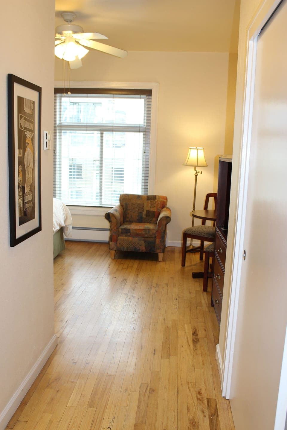 Studio, 1 Queen Bed, Non Smoking | Iron/ironing board, free cribs/infant beds, free WiFi, bed sheets