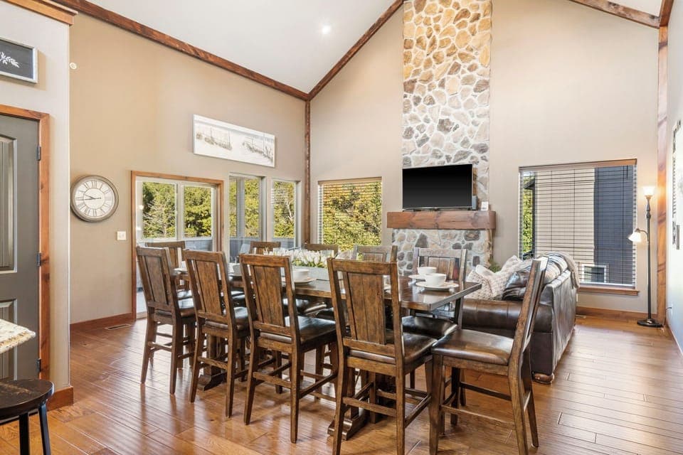 Seating for 10 at the dinner table!