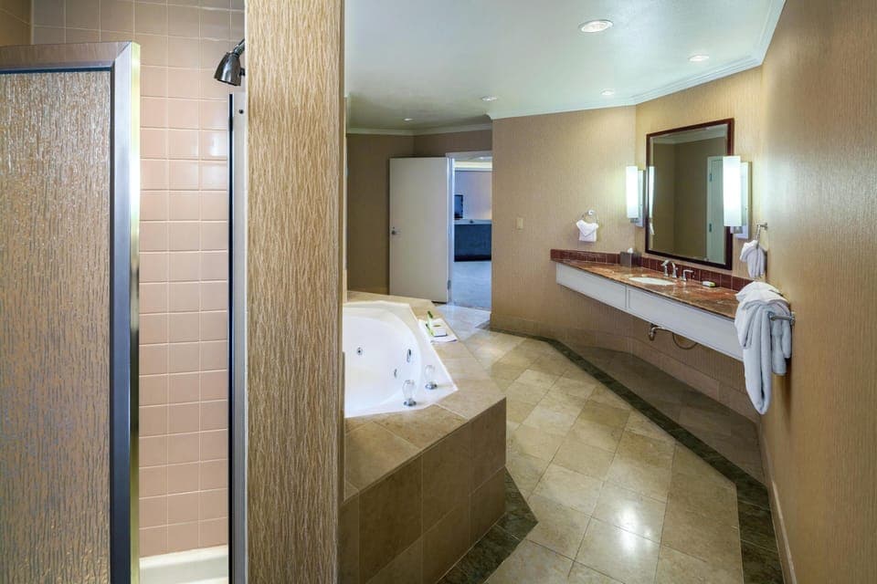 Studio Suite, 1 King Bed | Bathroom | Combined shower/tub, free toiletries, hair dryer, towels