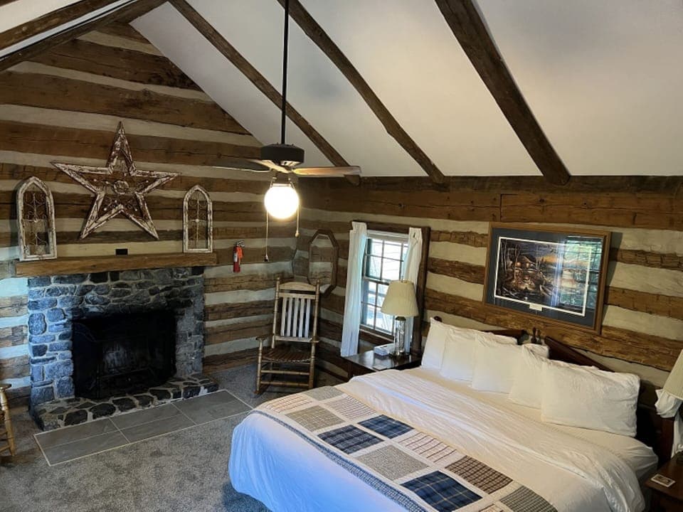Room, Private Bathroom (Tye River) | Premium bedding, pillowtop beds, individually decorated