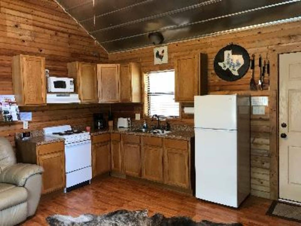 Full-size fridge, microwave, oven, stovetop