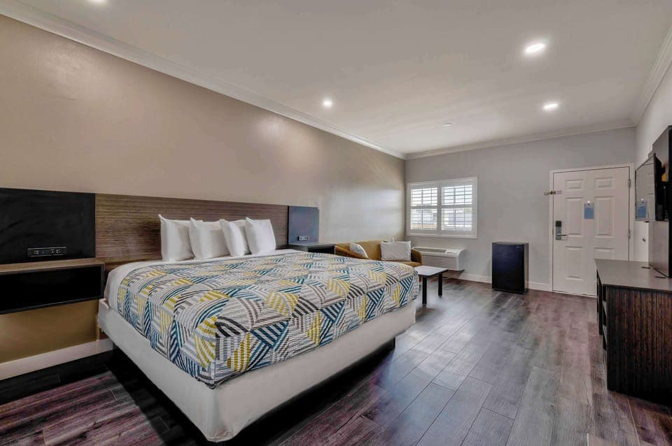 Deluxe Suite, 1 King Bed, Non Smoking, Refrigerator & Microwave | Desk, iron/ironing board, free WiFi, bed sheets