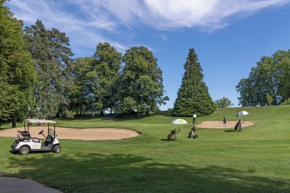 Indoor golf driving range