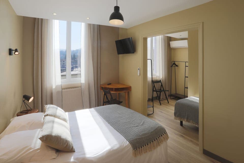 Triple Room | Desk, soundproofing, iron/ironing board, free WiFi