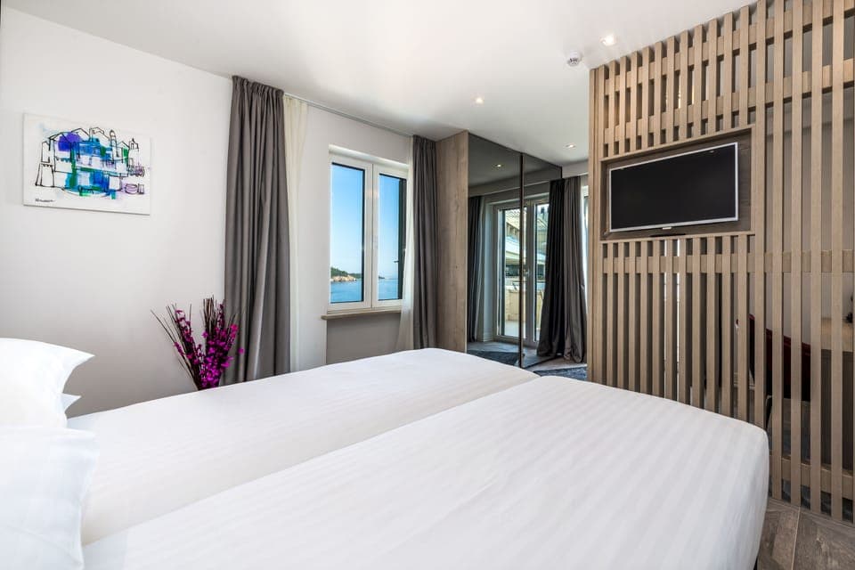 Superior room, Terrace, Sea view | Minibar, in-room safe, desk, blackout drapes