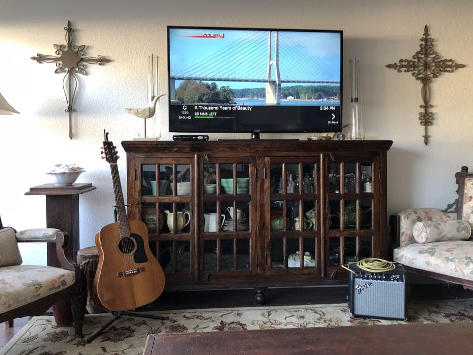 living room TV, guitar..seats 9
(Bauer bowls and antique bottle collection)