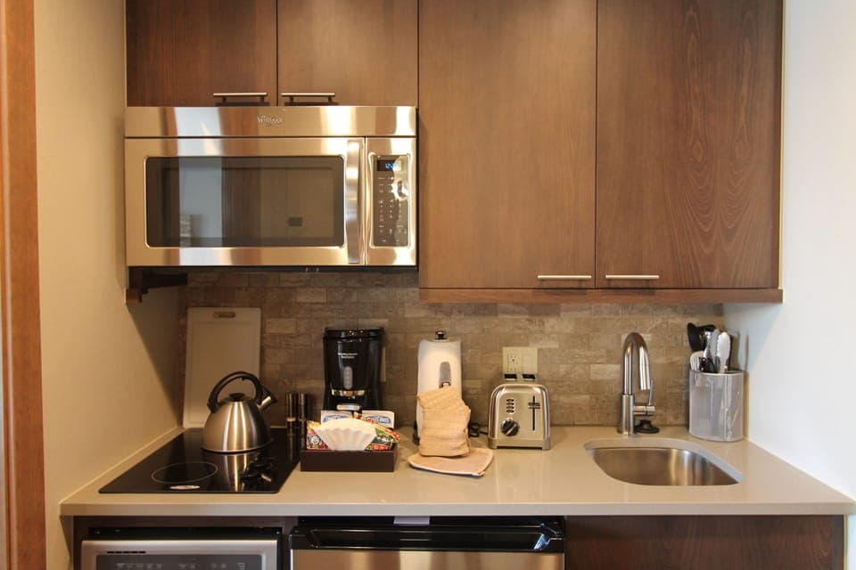 Grand Suite, Kitchenette (Suite) | Private kitchen | Microwave, stovetop, toaster, cleaning supplies