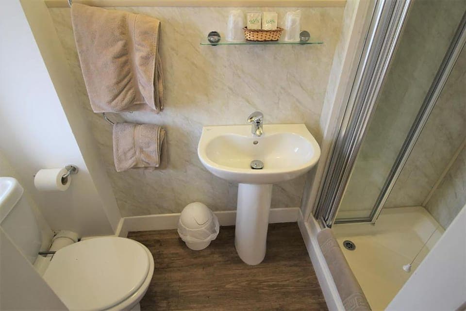 Double Room, Sea View | Bathroom | Shower, free toiletries, hair dryer, towels