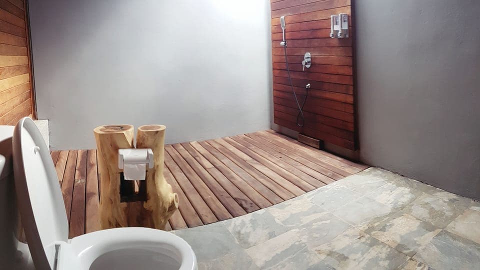 Deluxe Double Room | Bathroom shower