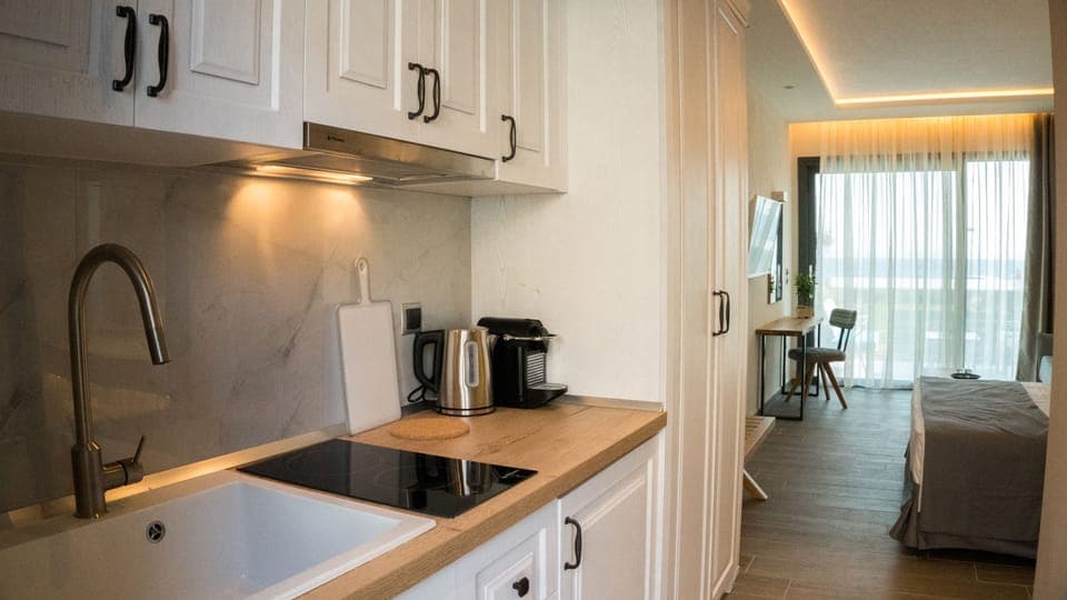 Superior Room, Garden View | Private kitchen | Fridge, stovetop, espresso maker, coffee/tea maker