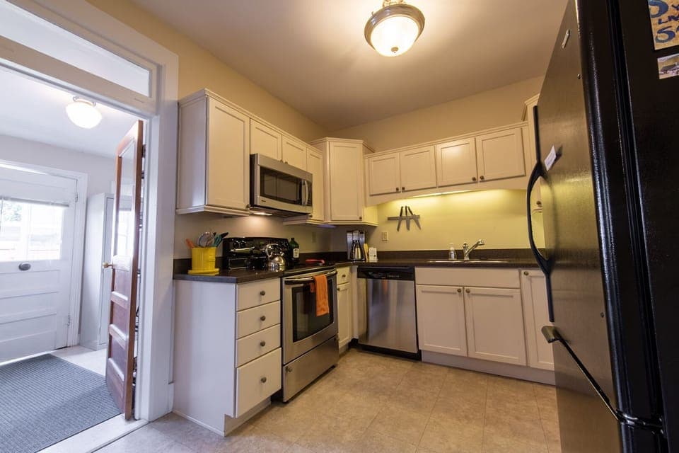 Kitchen
•Updated Appliances
•Full-Size Dishwasher
•Full Size Refrigerator