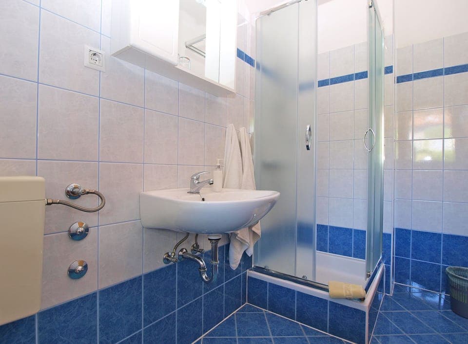 Double Room, 1 Bedroom (1452/13416) | Bathroom | Shower, hair dryer, towels