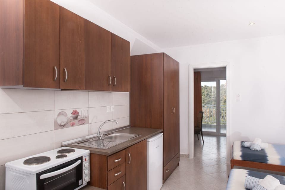 Family Suite, Sea View | Private kitchenette | Fridge, oven, stovetop, cookware/dishes/utensils