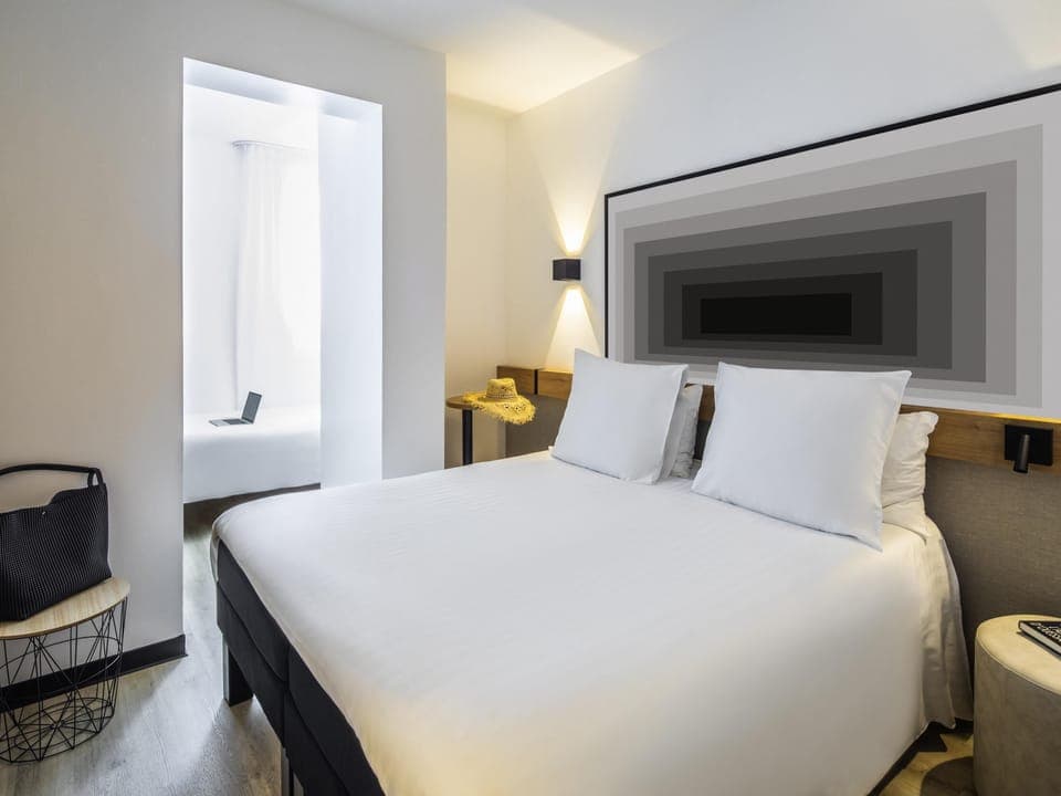 Standard Room, 2 Twin Beds | Premium bedding, in-room safe, desk, iron/ironing board