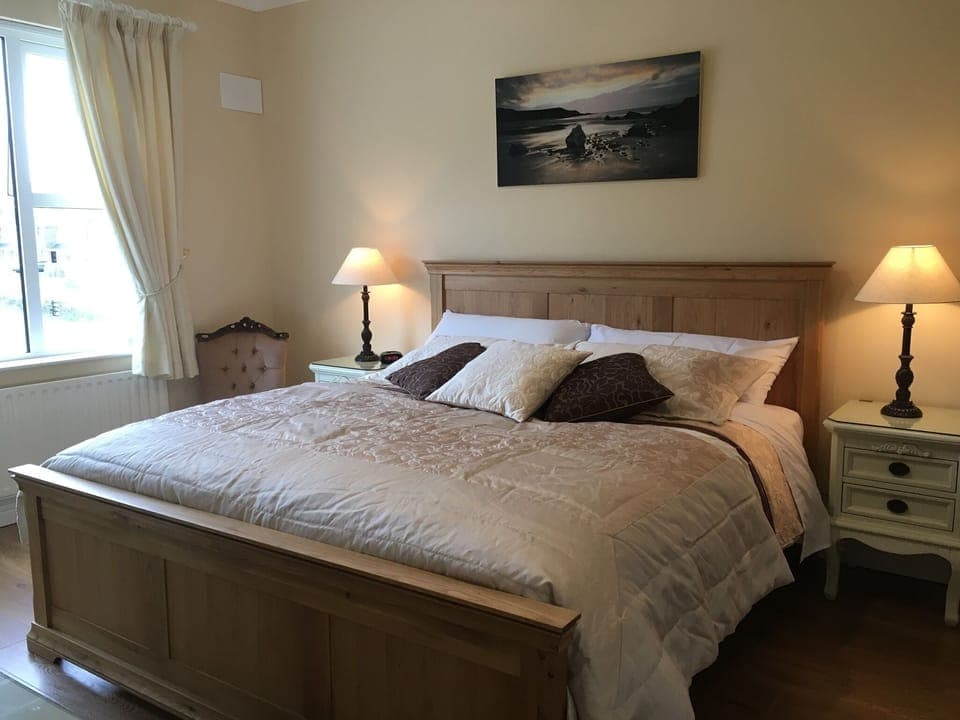 Luxury Room, 1 King Bed | Desk, iron/ironing board, free WiFi, bed sheets