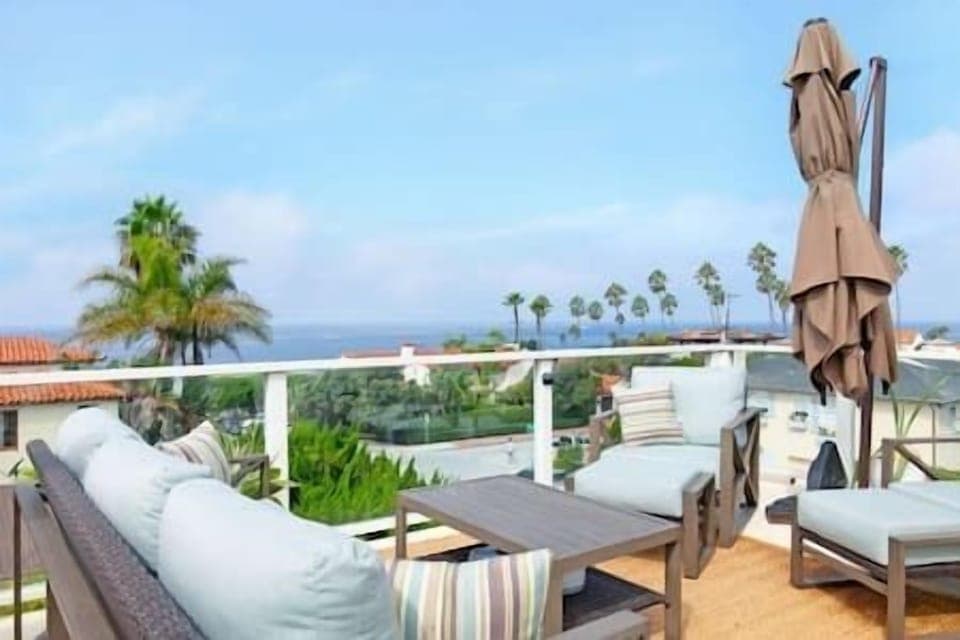 Roof Deck/Great Sunset views. A barbecue and two heat lamps to keep you warm