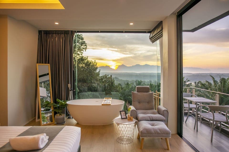 Deluxe Room, Sea View | Minibar, in-room safe, individually decorated, individually furnished