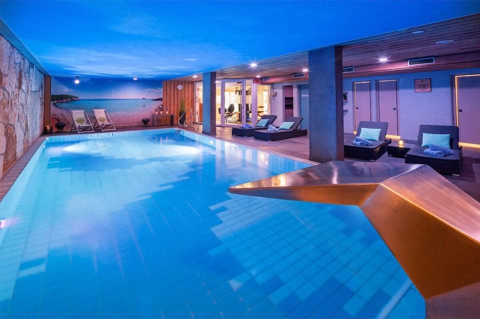 Indoor pool, sun loungers