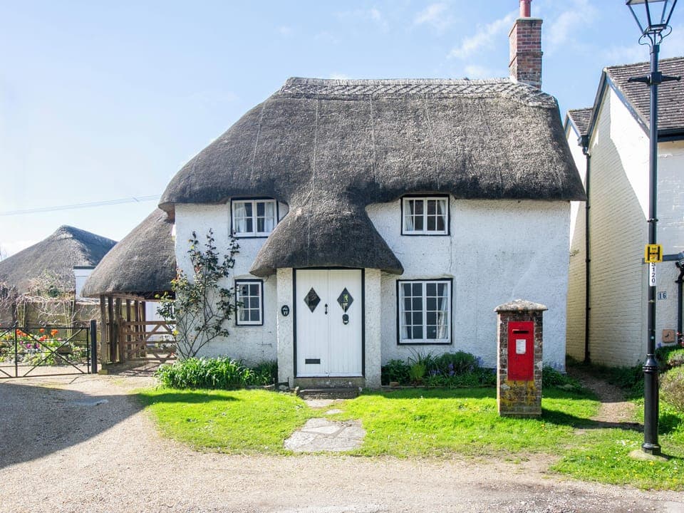 Swallows Cottage is an 18th century cottage in a quiet lane in Bere Regis 