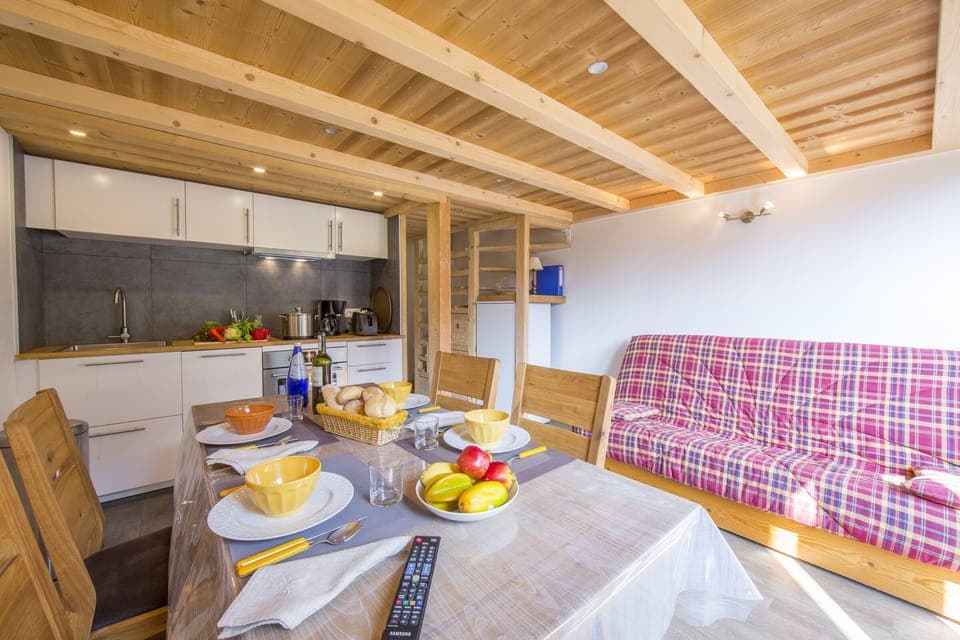 Dining area and fully equipped kitchen