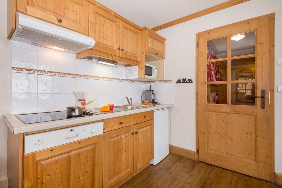 Fully equipped kitchen with a dishwasher