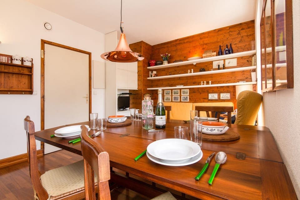 Complete dining set for 4