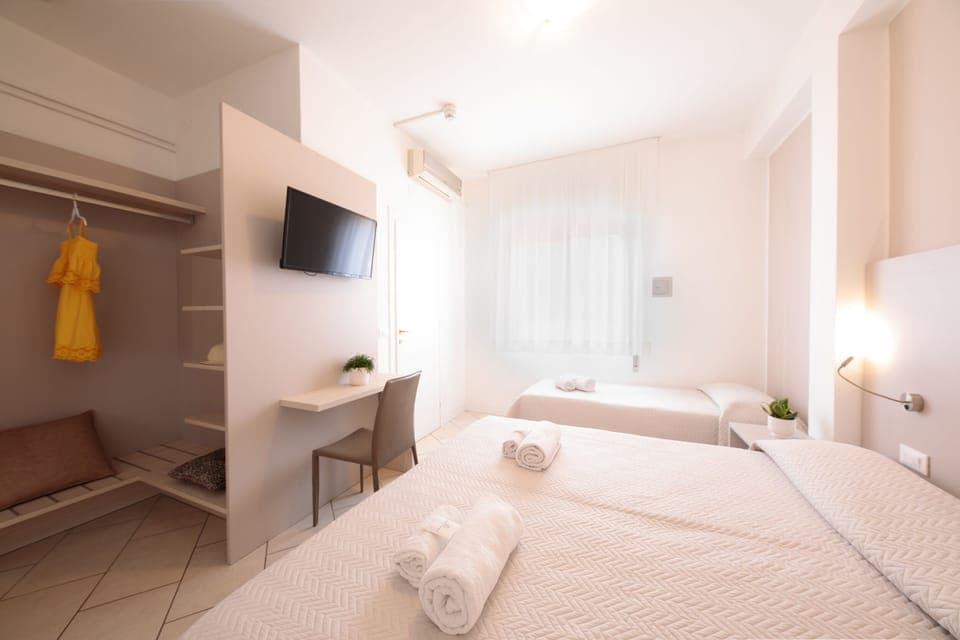 Classic Triple Room | In-room safe, desk, free WiFi, bed sheets