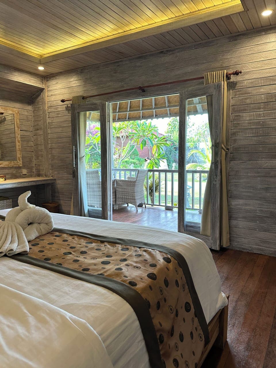 Deluxe Double Room, Balcony | Minibar, in-room safe, desk, laptop workspace