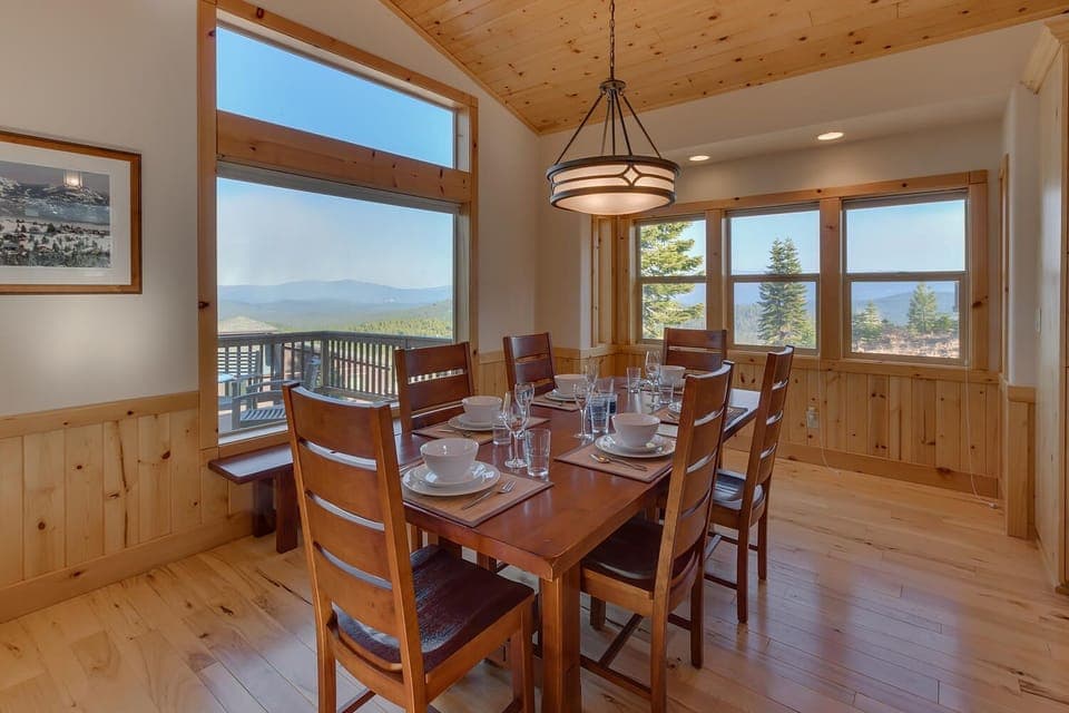 Spacious dining area, views!