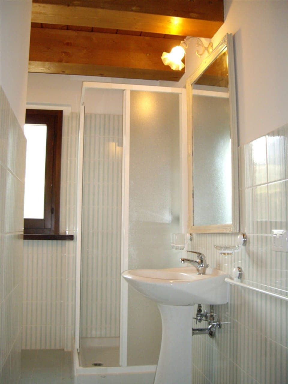 Shower, free toiletries, bidet