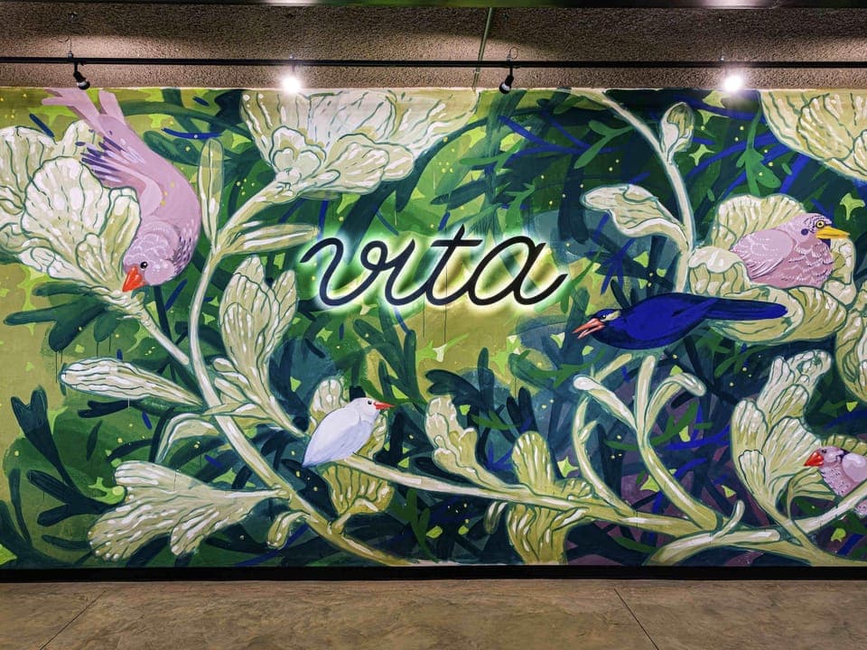 Lunch and dinner served, international cuisine