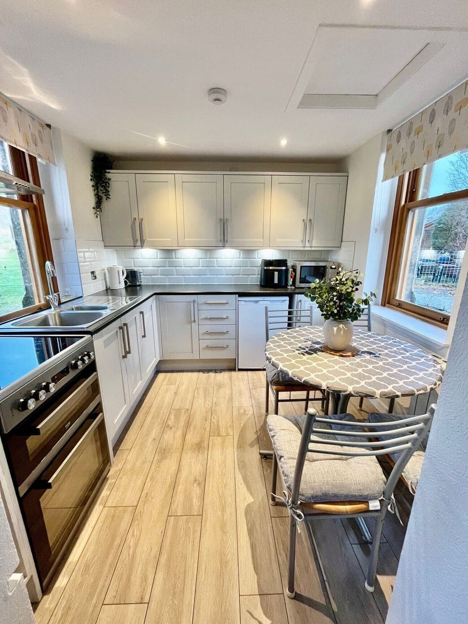 Cottage, 2 Bedrooms | Private kitchen | Fridge, microwave, oven, electric kettle