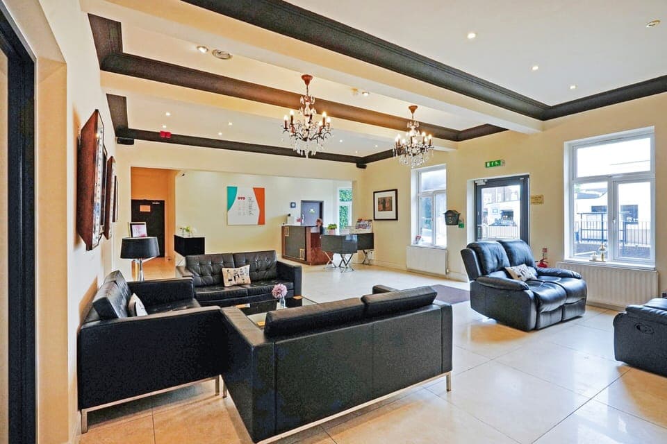 Deluxe Suite (Double) | Living room | Flat-screen TV