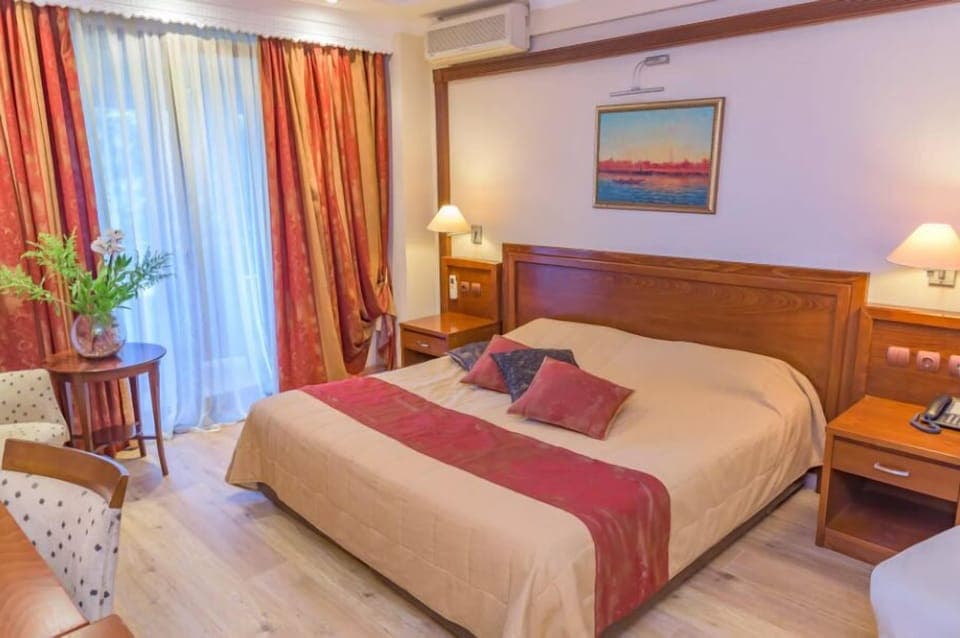 Superior Double or Twin Room | In-room safe, desk, blackout drapes, soundproofing