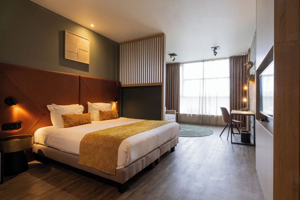 Deluxe Junior Suite, 1 King Bed with Sofa bed | In-room safe, iron/ironing board, free WiFi, bed sheets