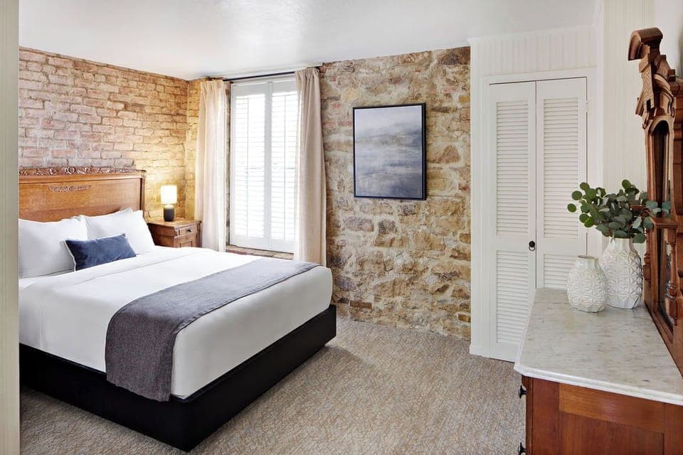 Petite Queen | Premium bedding, down comforters, iron/ironing board, free WiFi