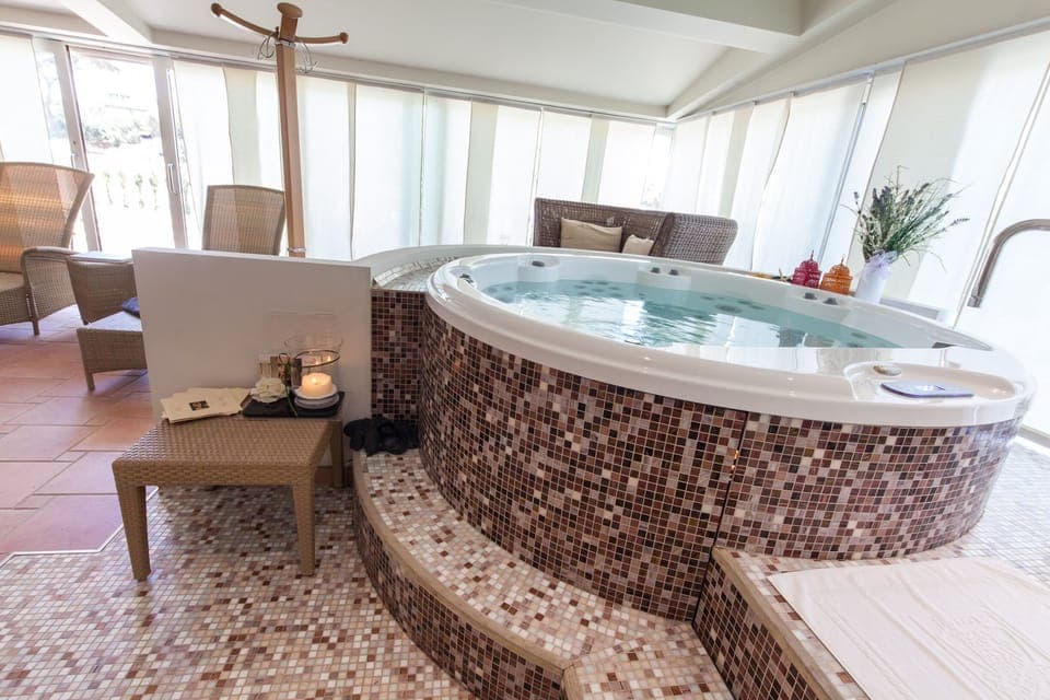 Sauna, hot tub, Turkish bath, body treatments, body wraps, body scrubs