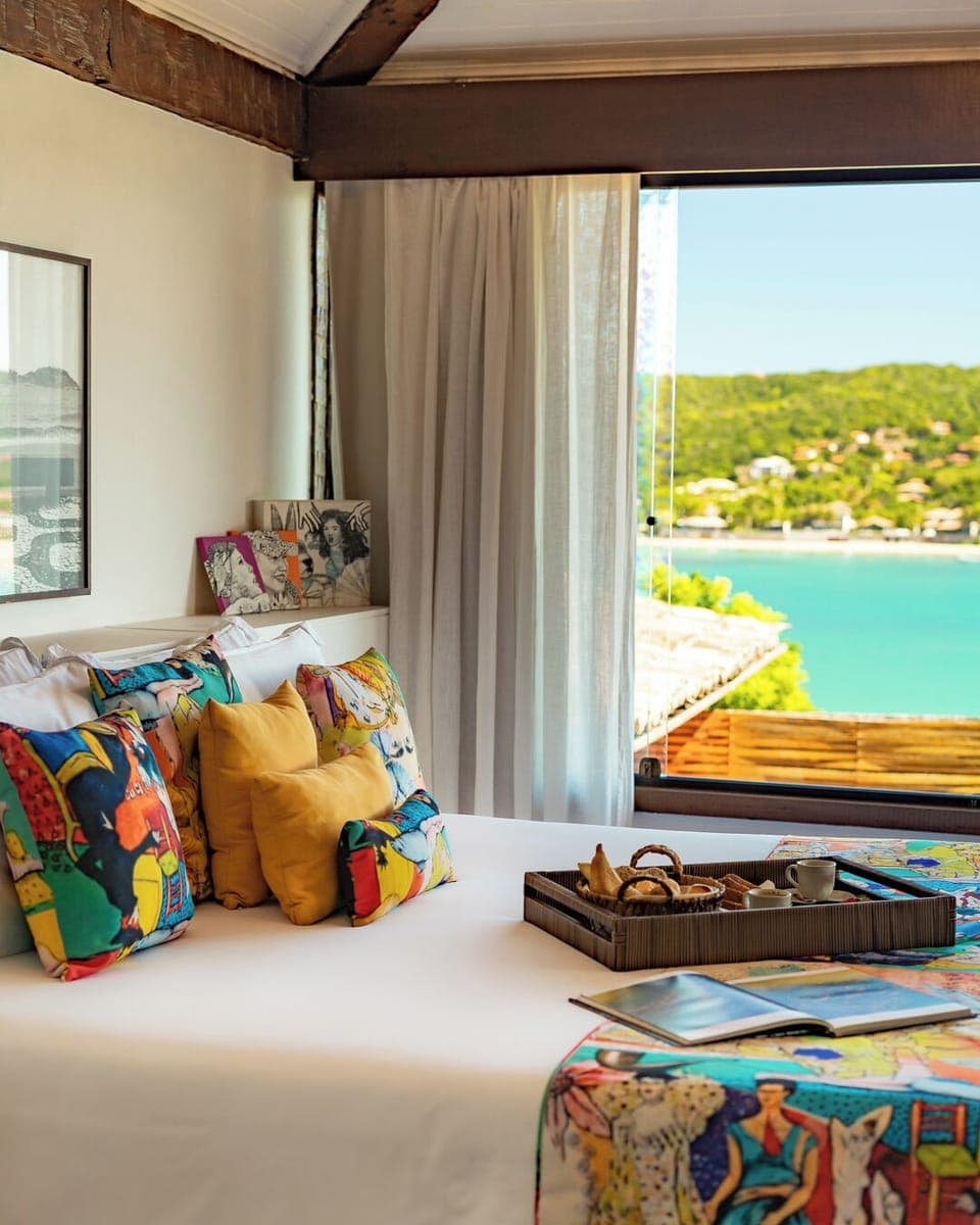 Suíte Master | Minibar, in-room safe, individually decorated, individually furnished