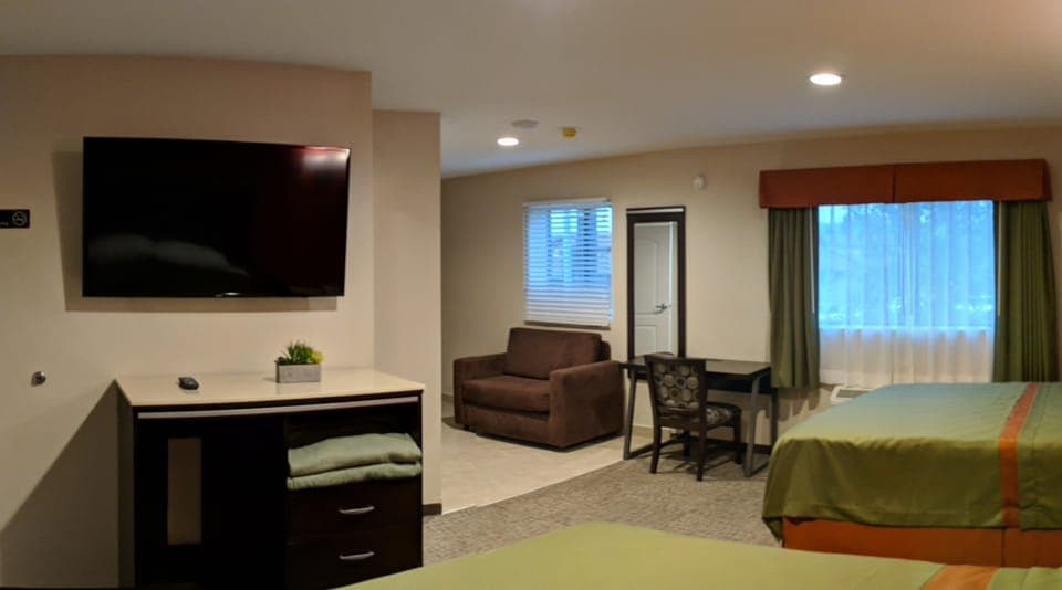 3 Queen Beds | Desk, blackout drapes, iron/ironing board, free WiFi