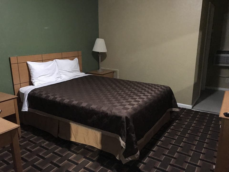 Double Room, 1 Queen Bed | Desk, rollaway beds, free WiFi, bed sheets