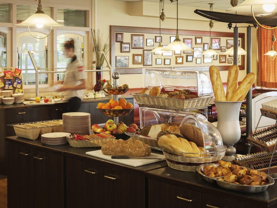 Daily buffet breakfast (EUR 19.50 per person)
