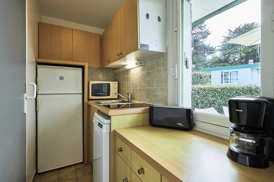 Full-size fridge, microwave, stovetop, dishwasher