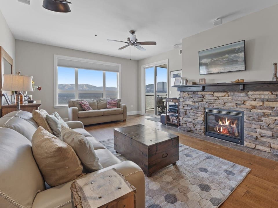 Condo 7208 - Main Living Space with Lake View