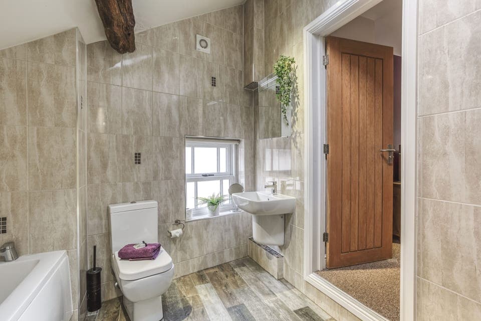 Double Room | Bathroom | Separate tub and shower, free toiletries, towels