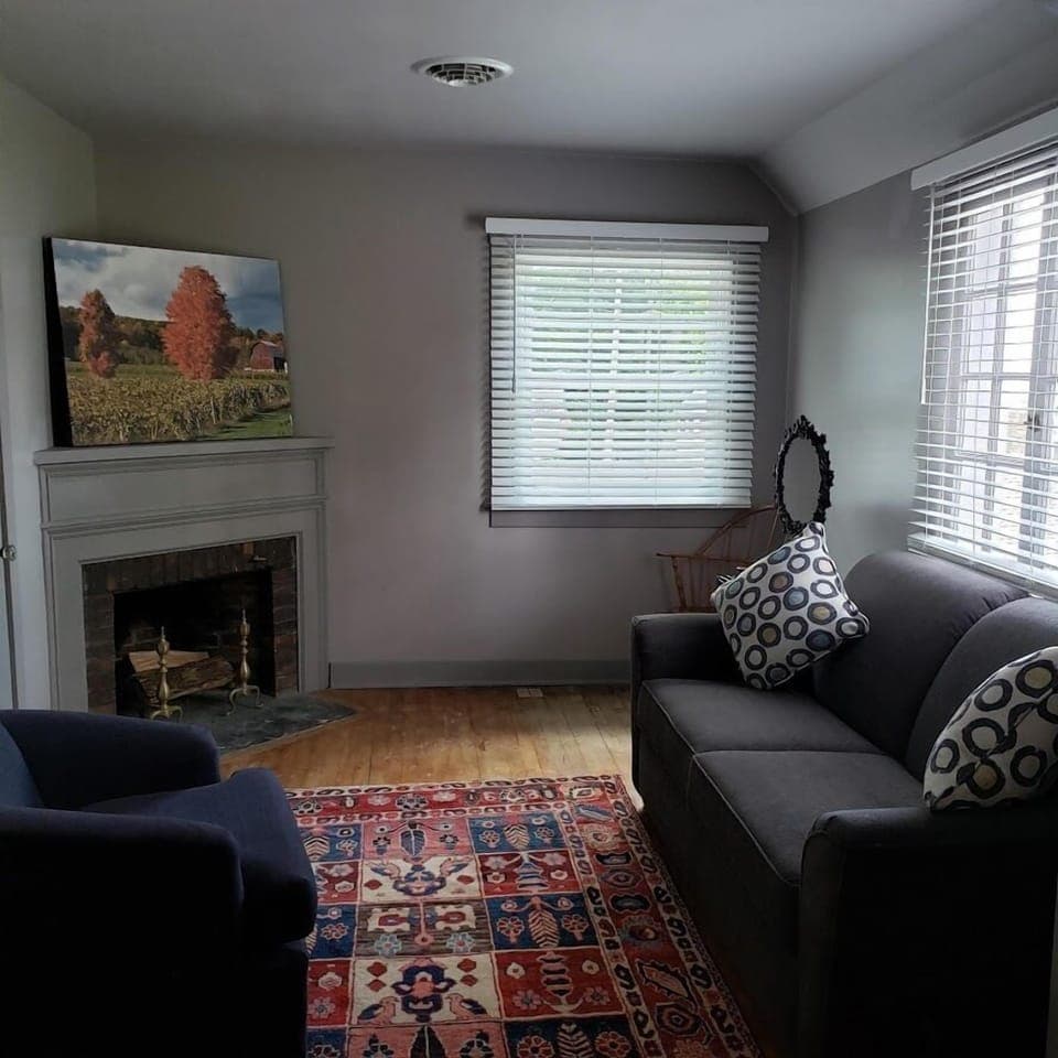 Signature Studio Suite | Living room | Flat-screen TV